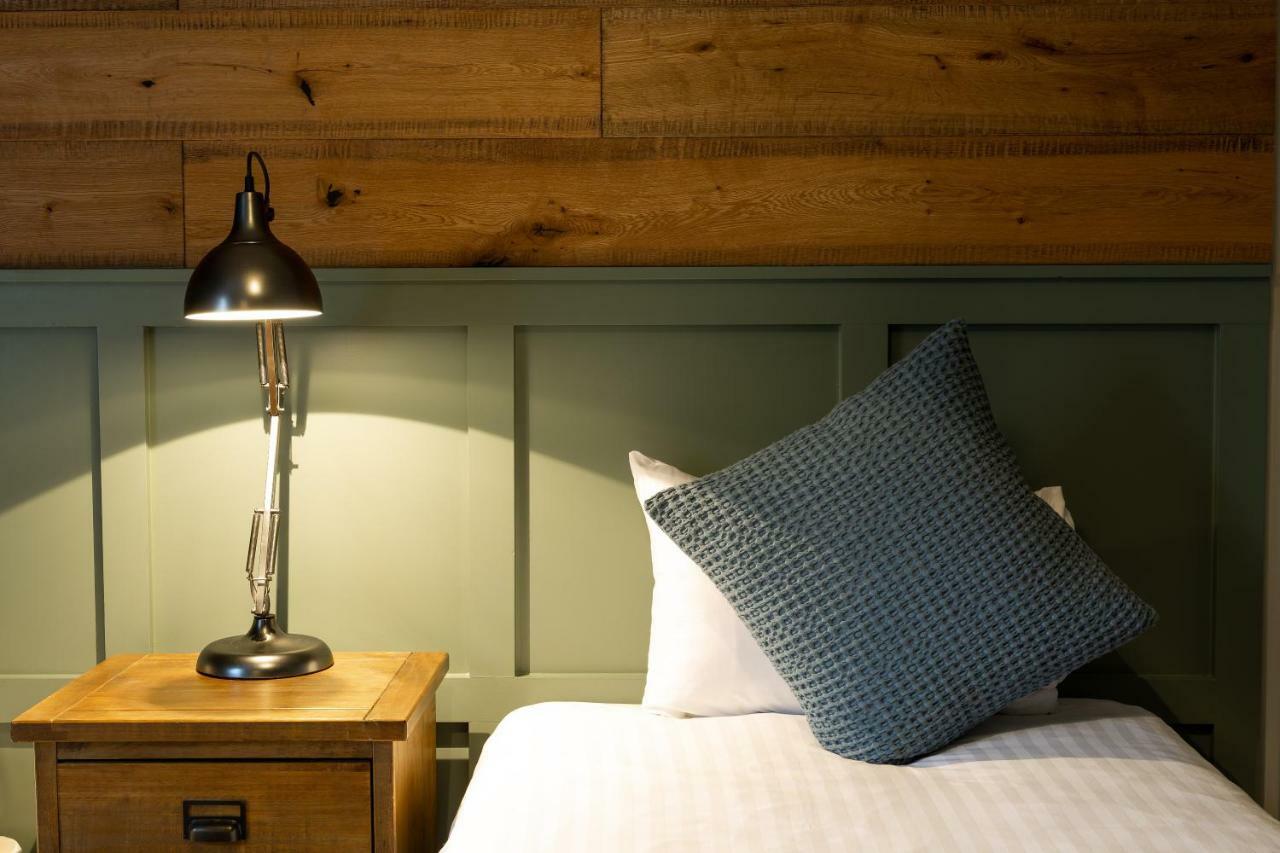 The Poacher Inn Hook  Eksteriør bilde